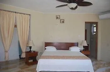 Waters Edge Guest House Montego Bay Homestay